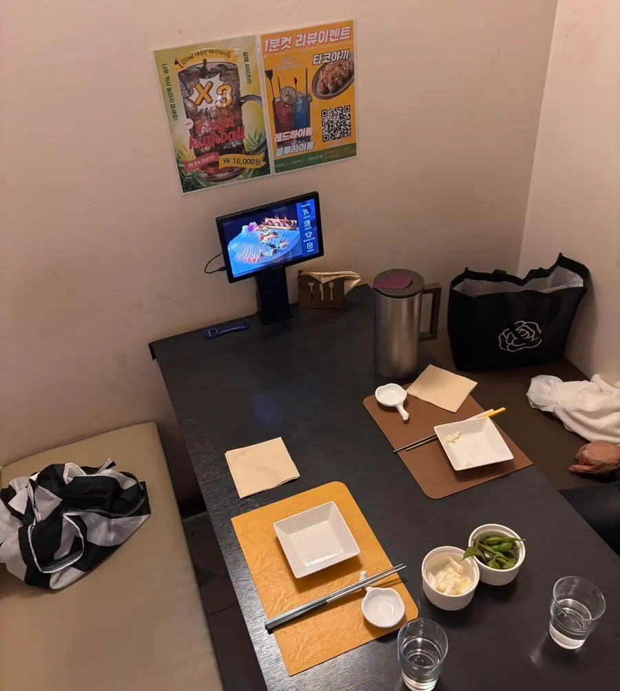 2인이 앉은 토모 아담한 프라이빗 룸