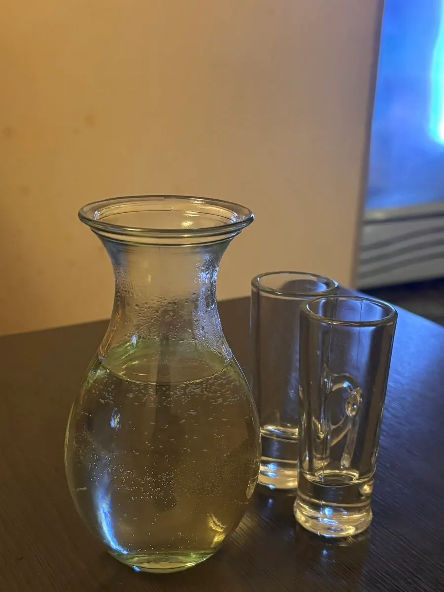 토모에서 주문한 도쿠리 사케 한 병
