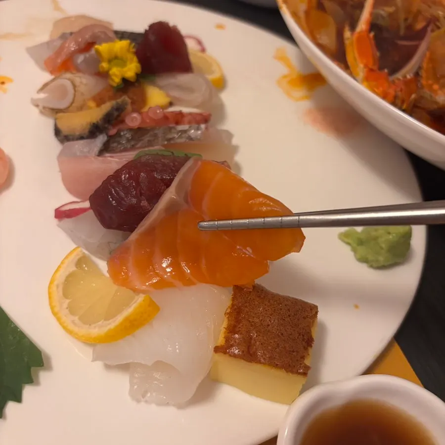 도톰하게 썰린 토모 사시미 클로즈업
