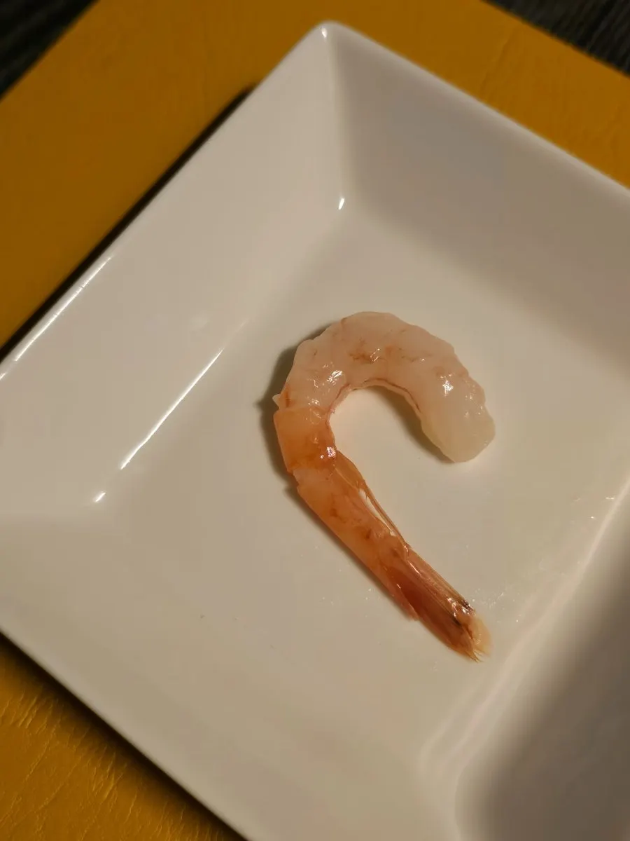 하트 모양으로 플레이팅한 단새우