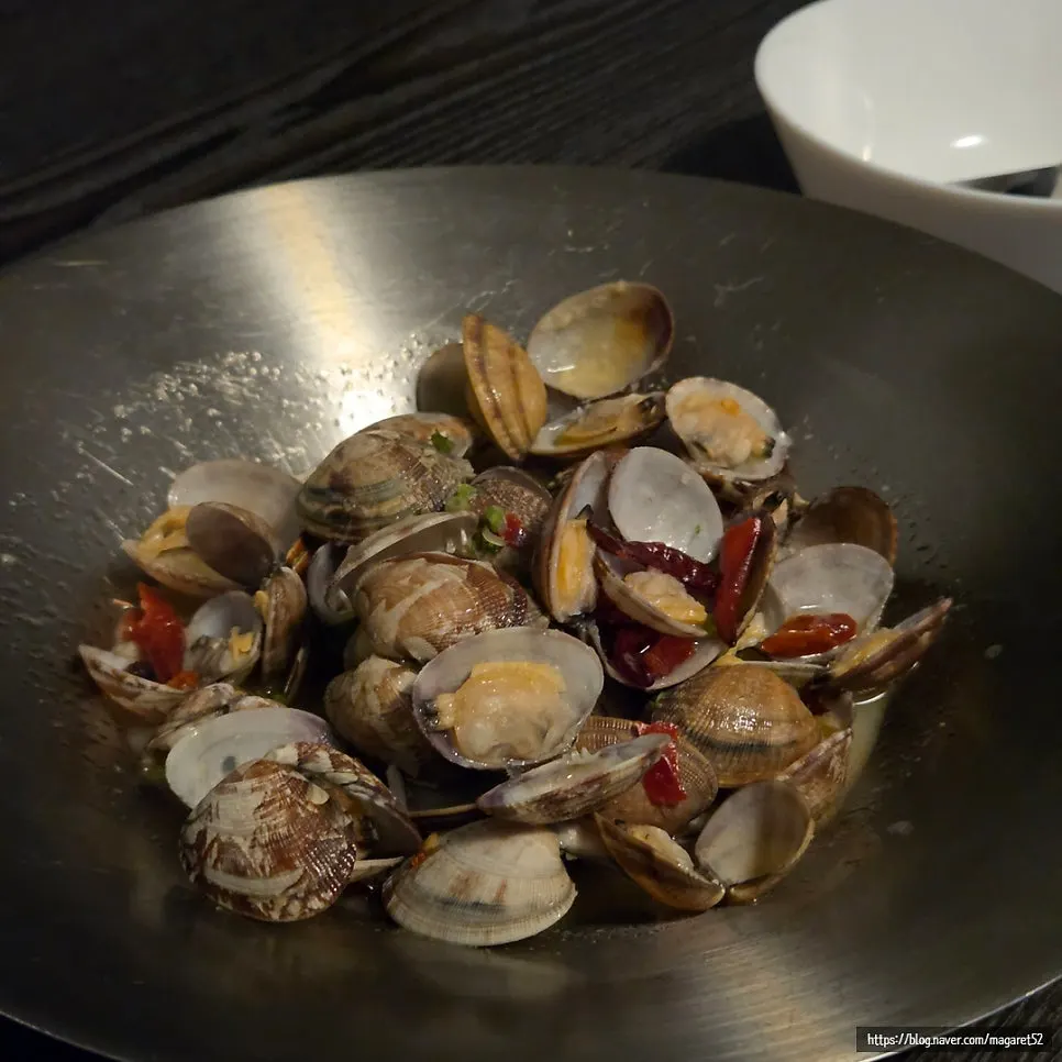 Clam butter sujjim received via the Naver reservation service