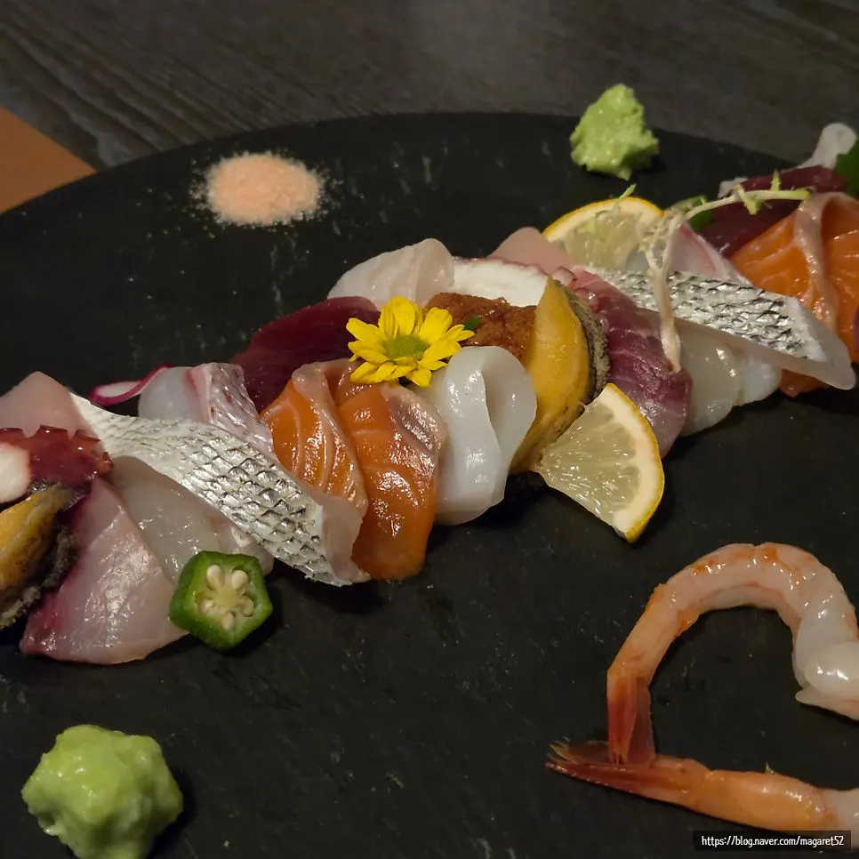 The varied 12-kind sashimi spread