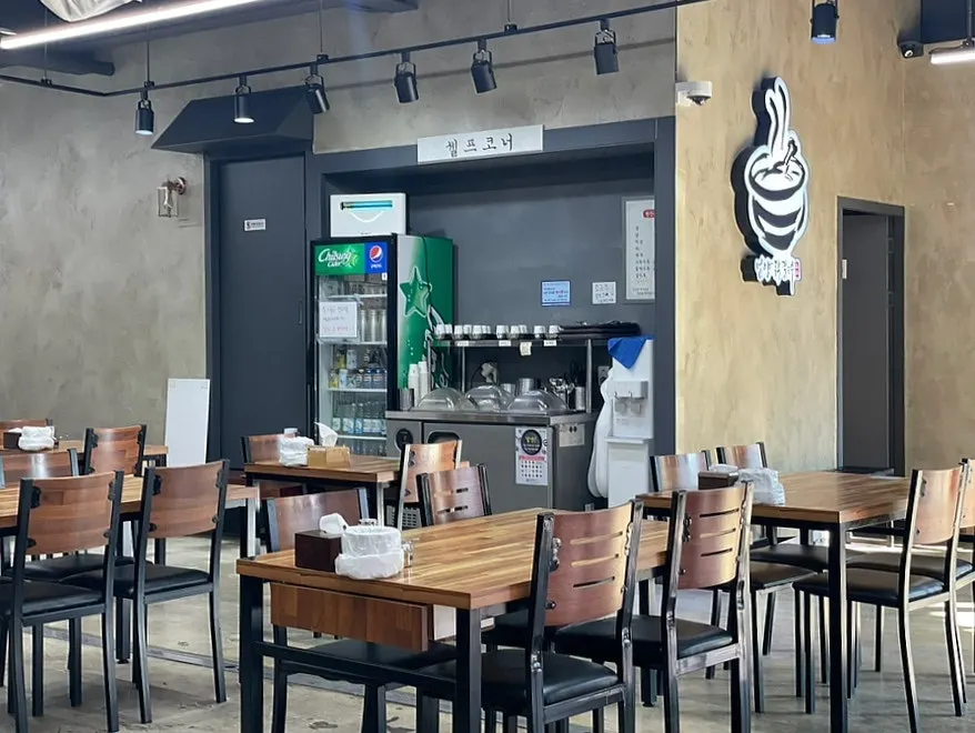 브레이크타임 직후 한산한 매장 내부