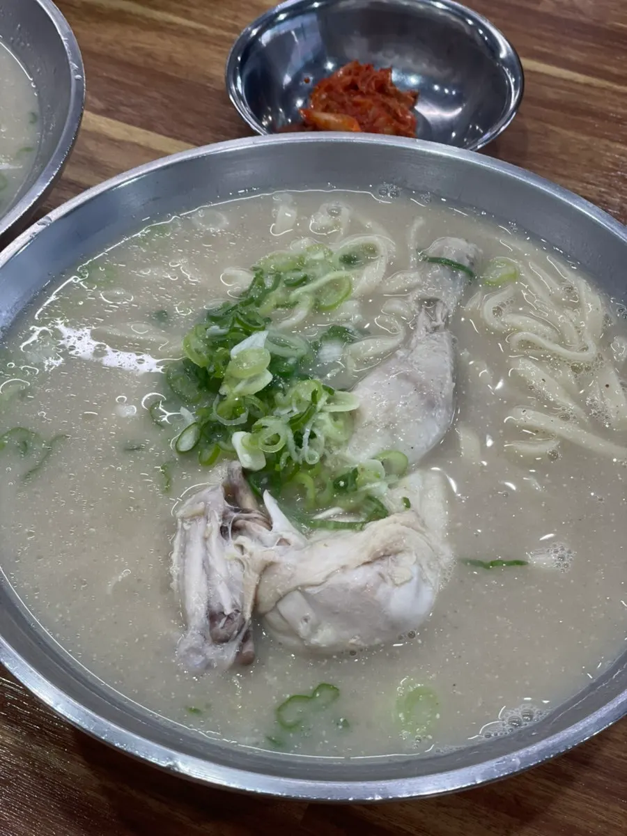 큰 그릇에 담긴 칼국수와 닭고기