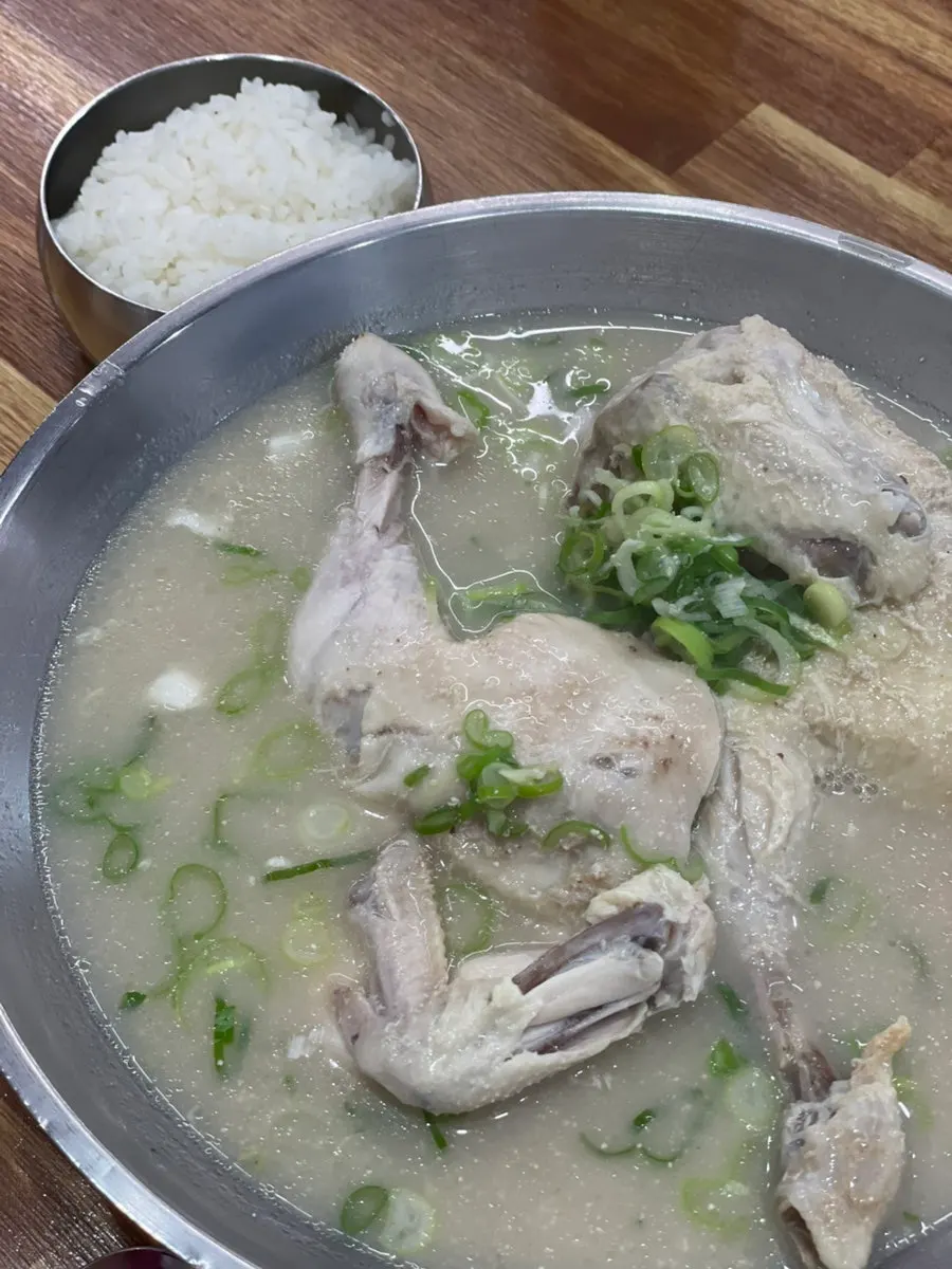 밥이 함께 들어간 닭곰탕 한 그릇