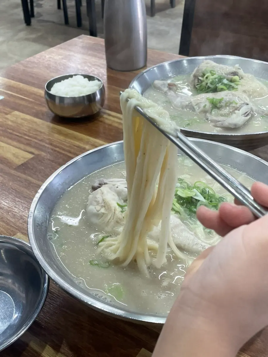 셋이 나눠 먹은 닭칼국수와 공깃밥
