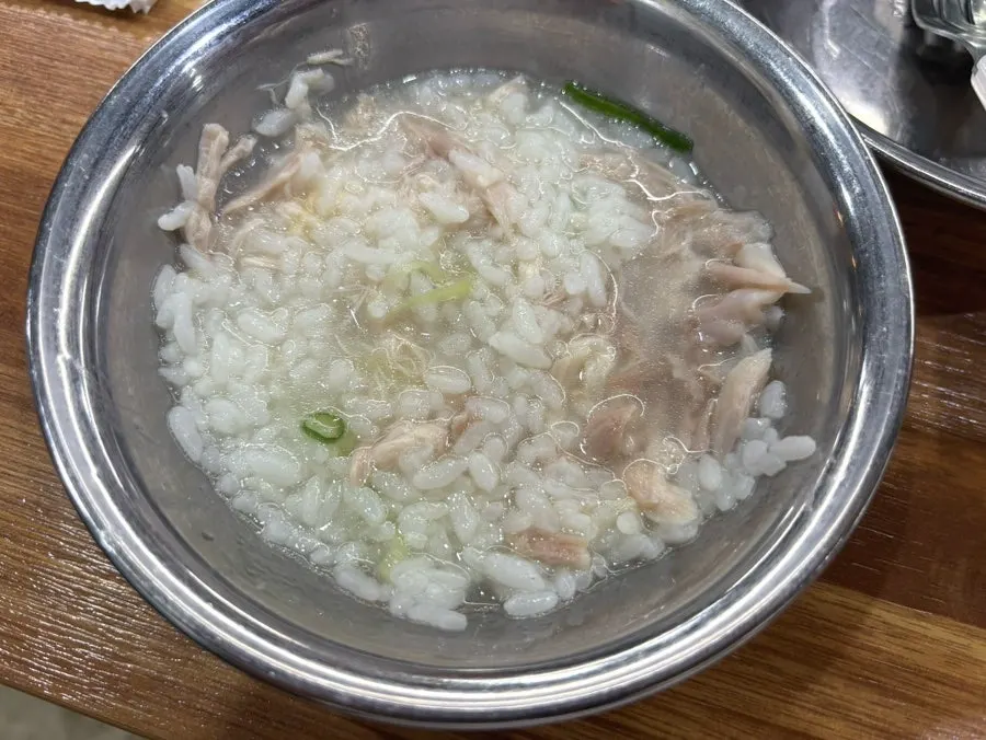 A bowl of clear, unsalted dakgomtang