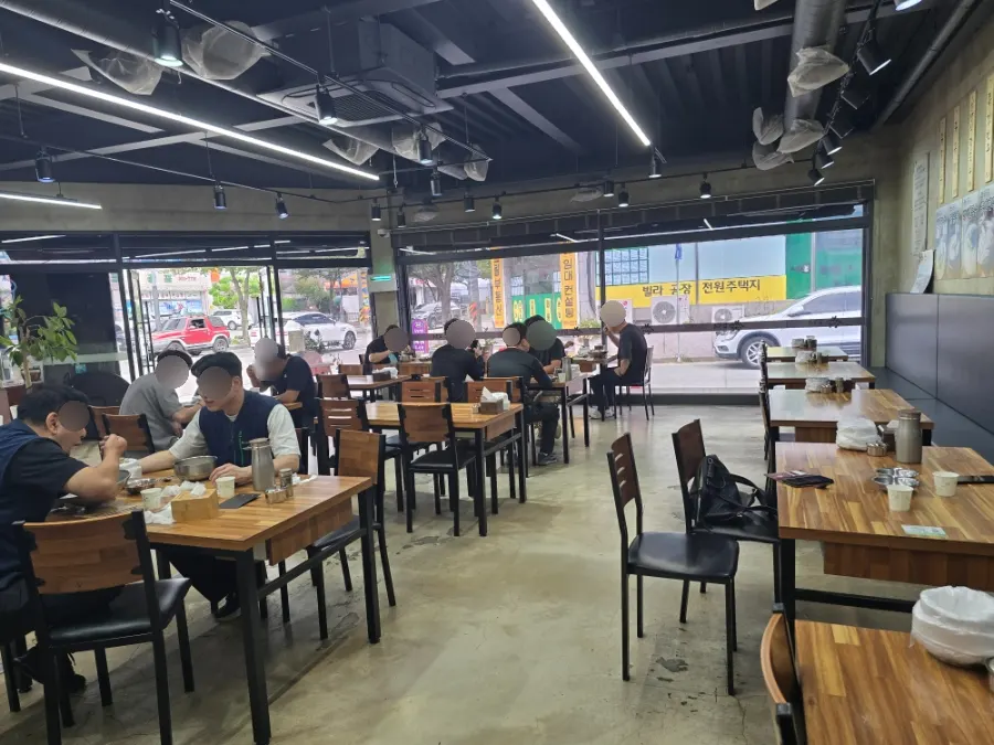 점심 손님으로 찬 칼국수 매장 내부