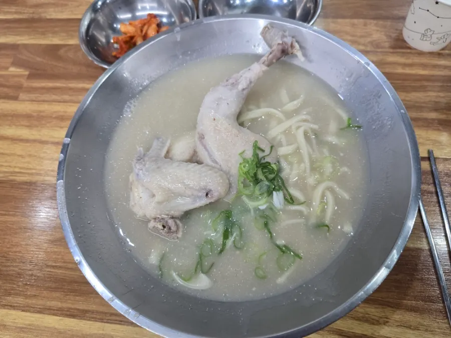 채 썬 파를 올린 닭칼국수 한 그릇
