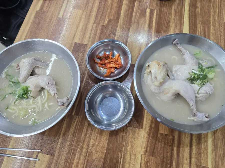 닭칼국수 두 그릇이 놓인 테이블