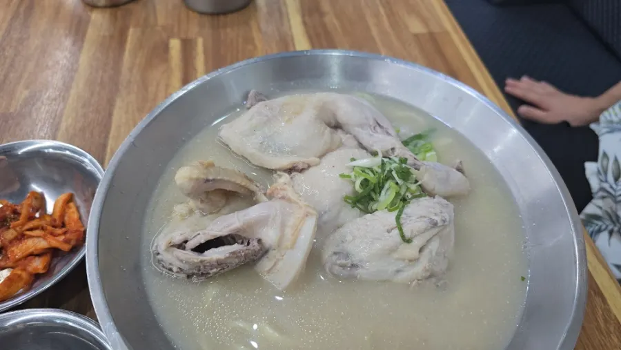 닭 반 마리를 추가한 푸짐한 칼국수