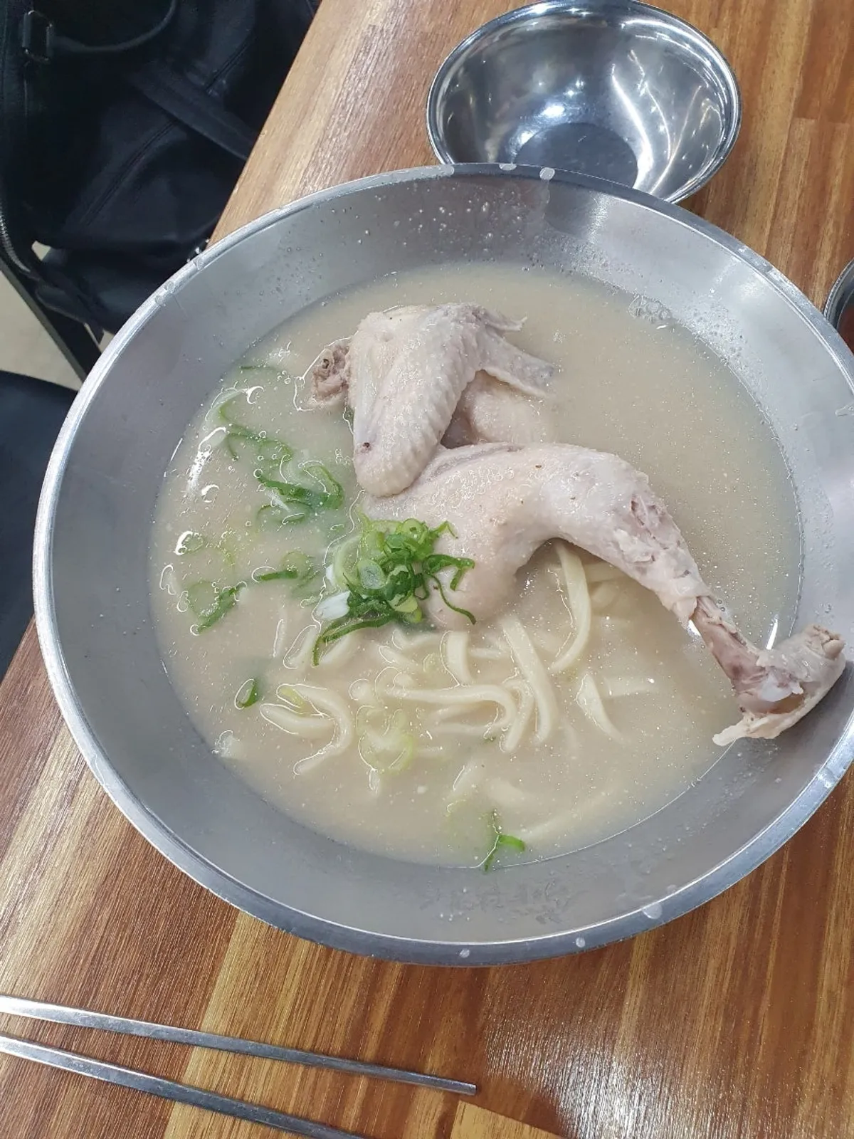 발라 먹는 부드러운 닭고기와 소금