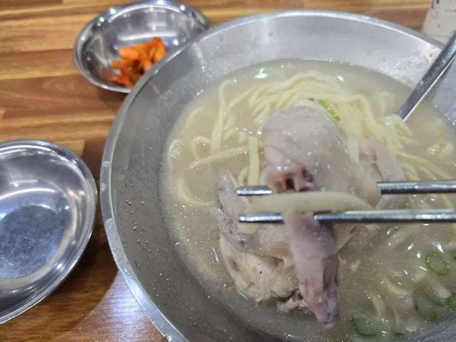 닭칼국수 국물과 면발 클로즈업