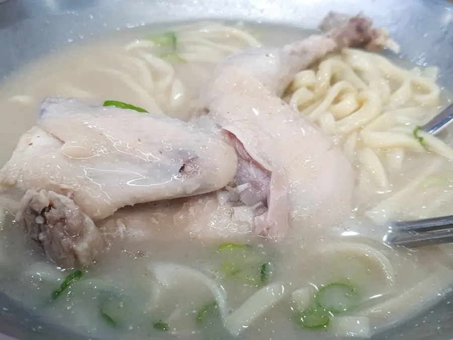 닭고기를 건져 올린 칼국수 한 젓가락