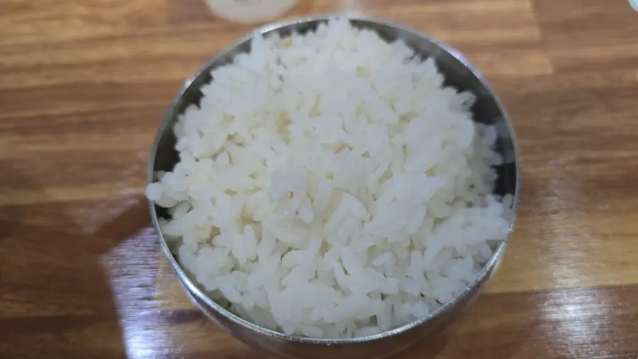 공기밥과 함께 차린 닭칼국수 상차림