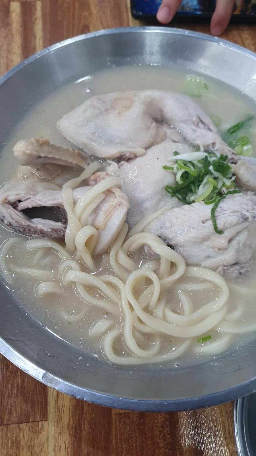 들깨가루가 풀린 진한 국물