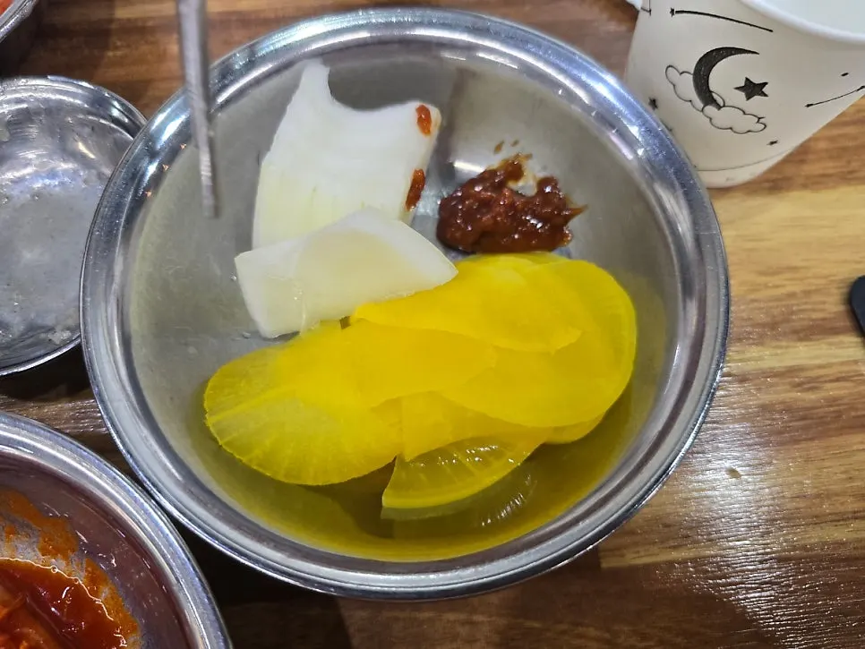 닭칼국수와 김치를 곁들인 식사 장면
