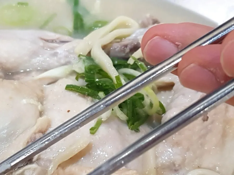 다 비운 닭칼국수 그릇