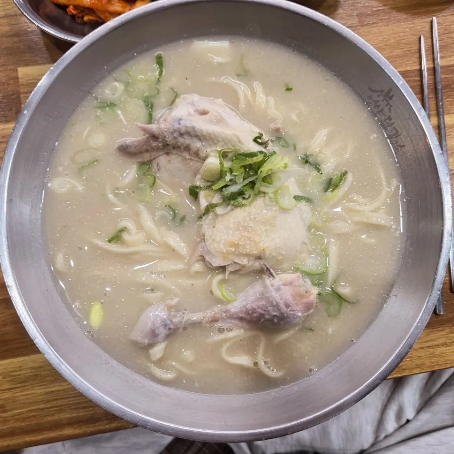A bowl of extra-large chicken kalguksu