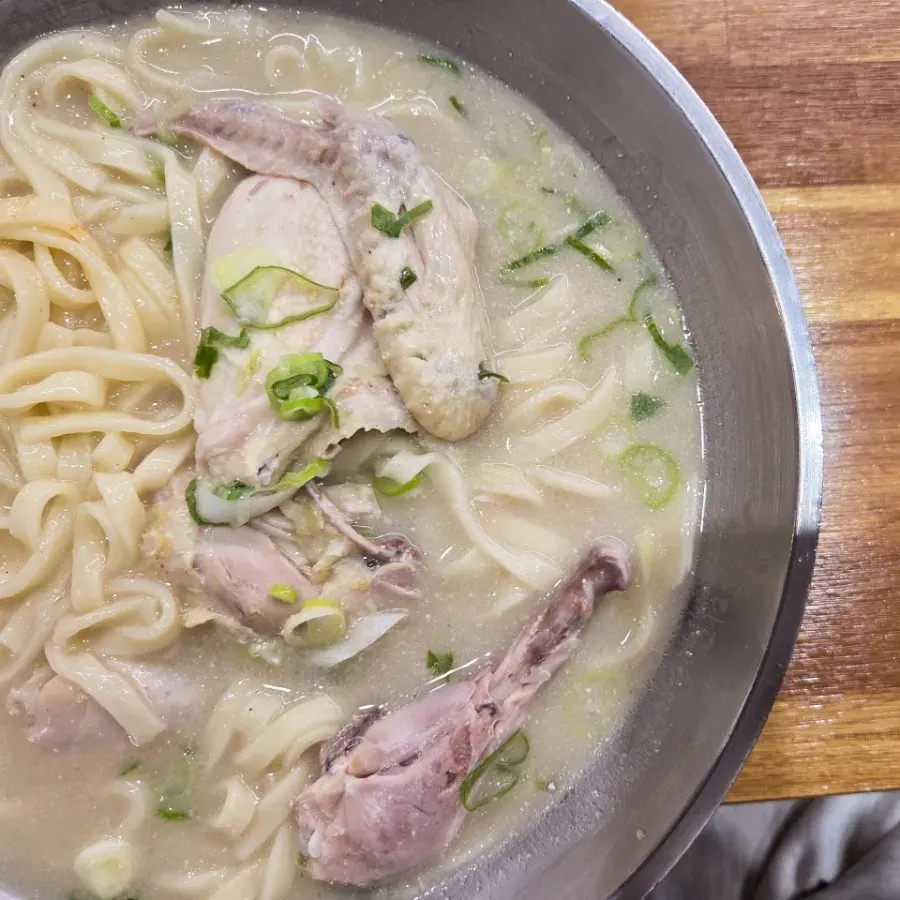Washbasin-sized bowl of chicken kalguksu