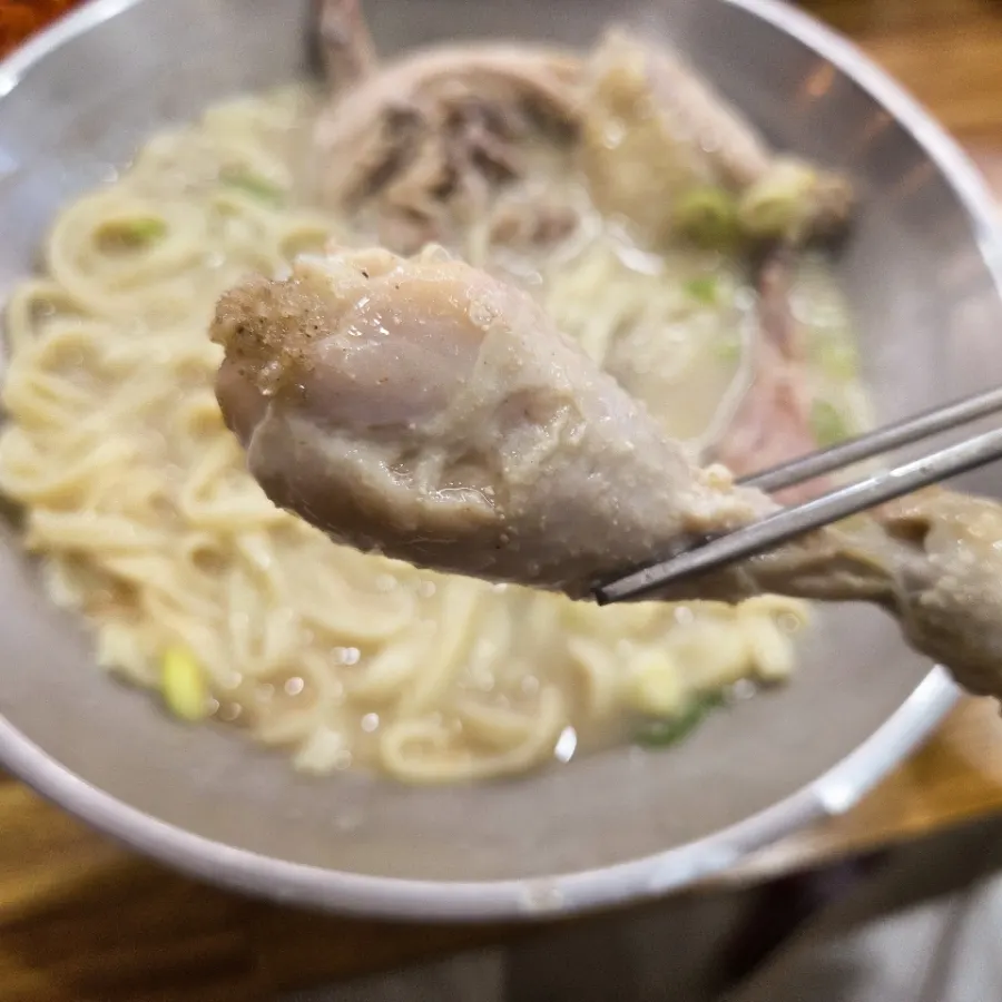 Generous chicken in chicken kalguksu
