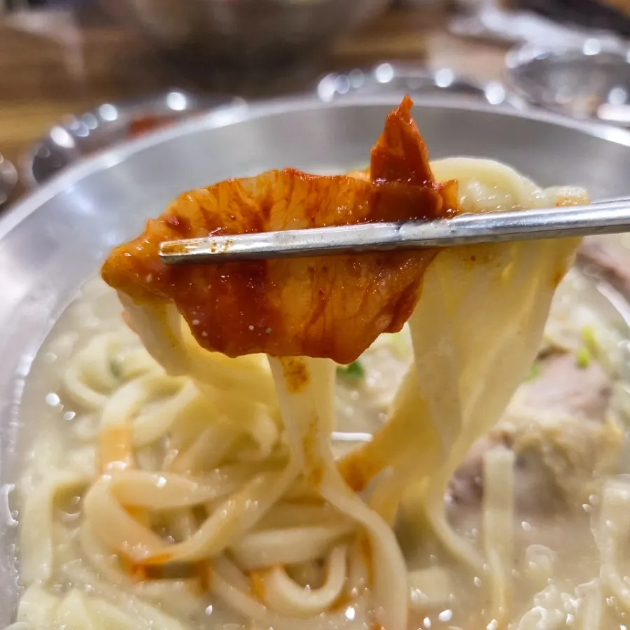 Kimchi eaten with chicken kalguksu