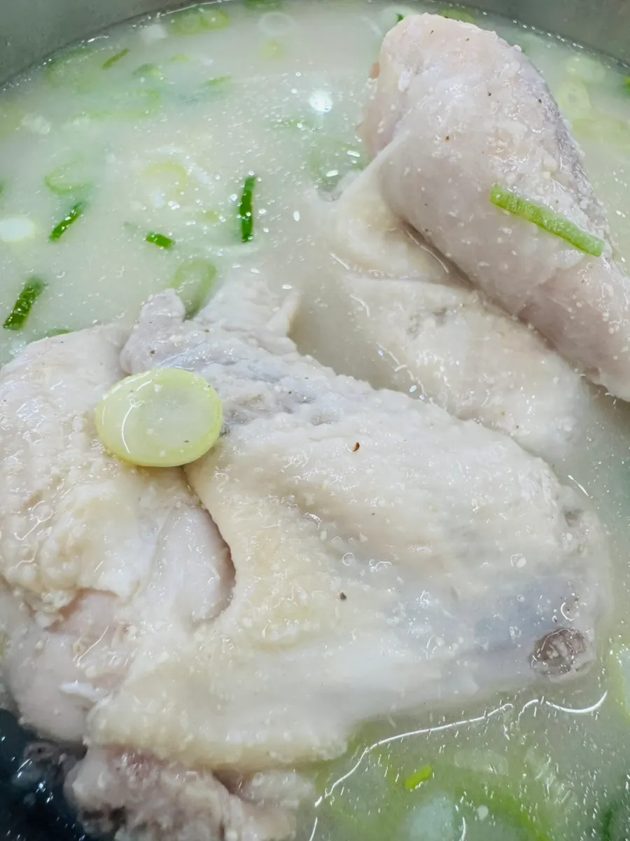 Low-temperature aged house-made kalguksu noodles
