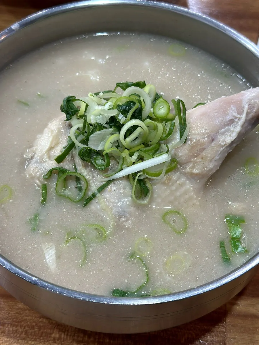 A bowl of Eonyang dak gomtang