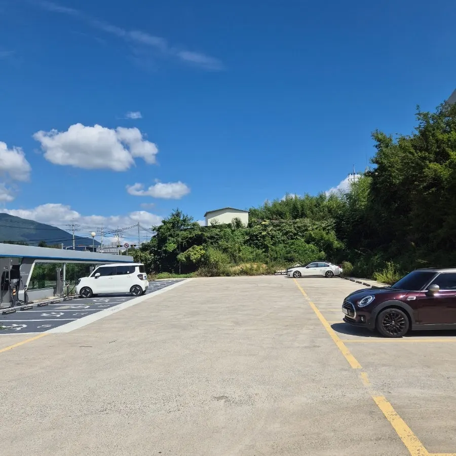 Deodo Gejang's spacious parking area