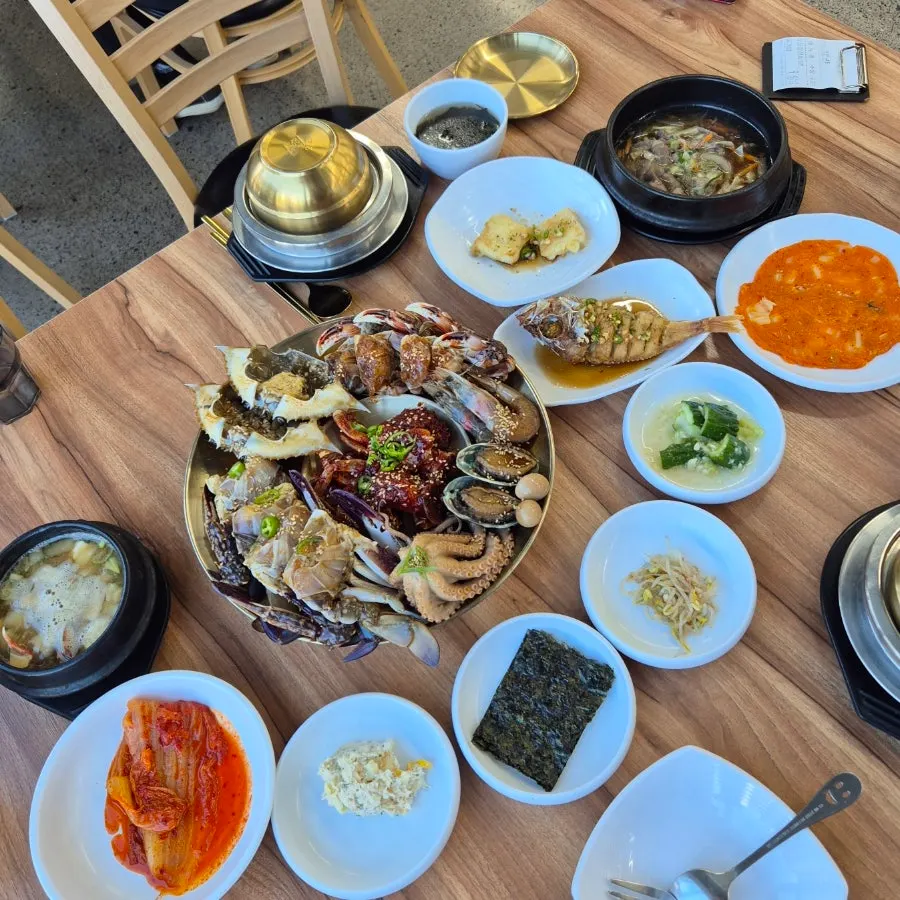 Grilled fish and side dishes at Deodo Gejang