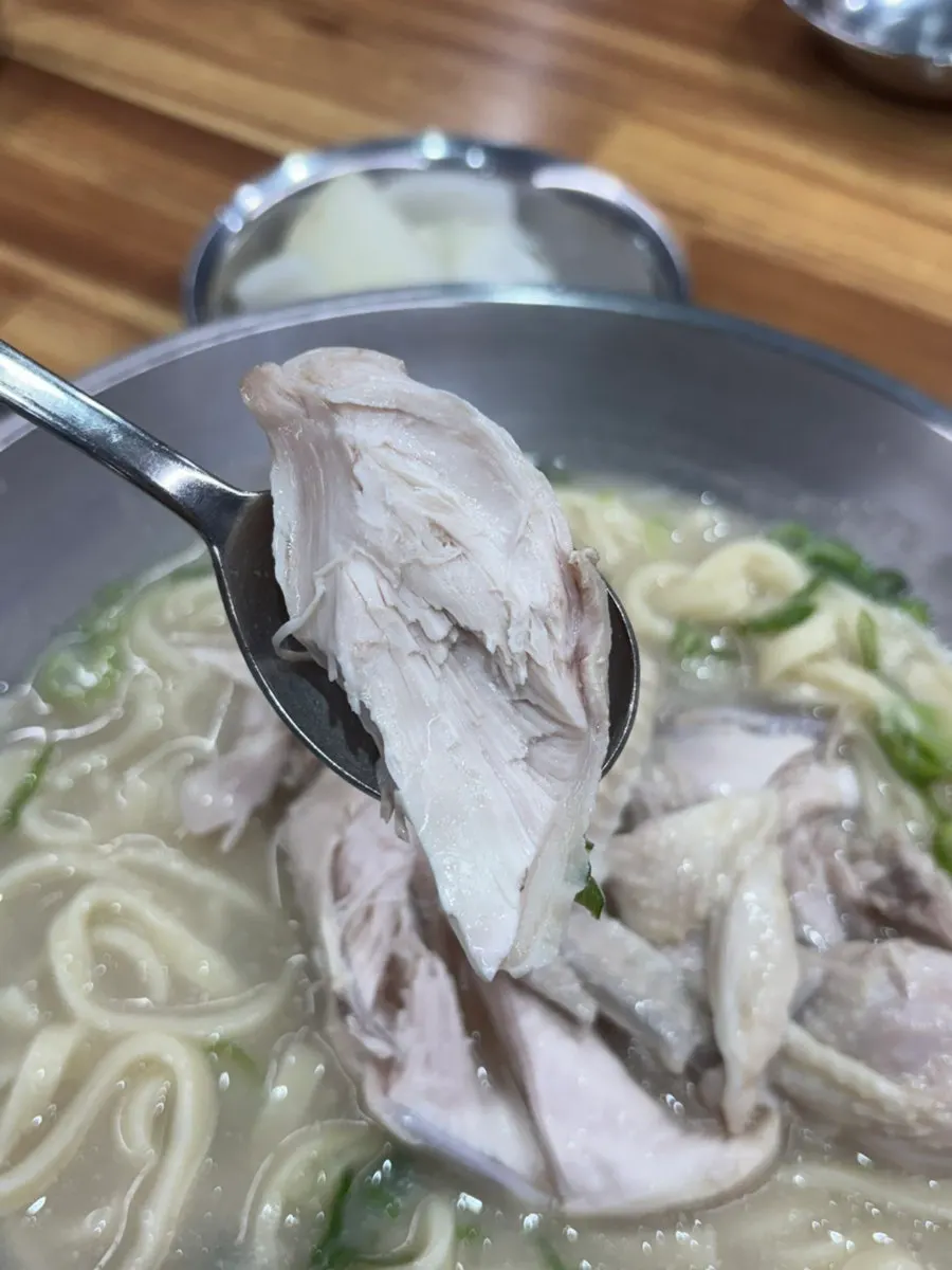 Lifting up the self-made kalguksu noodles