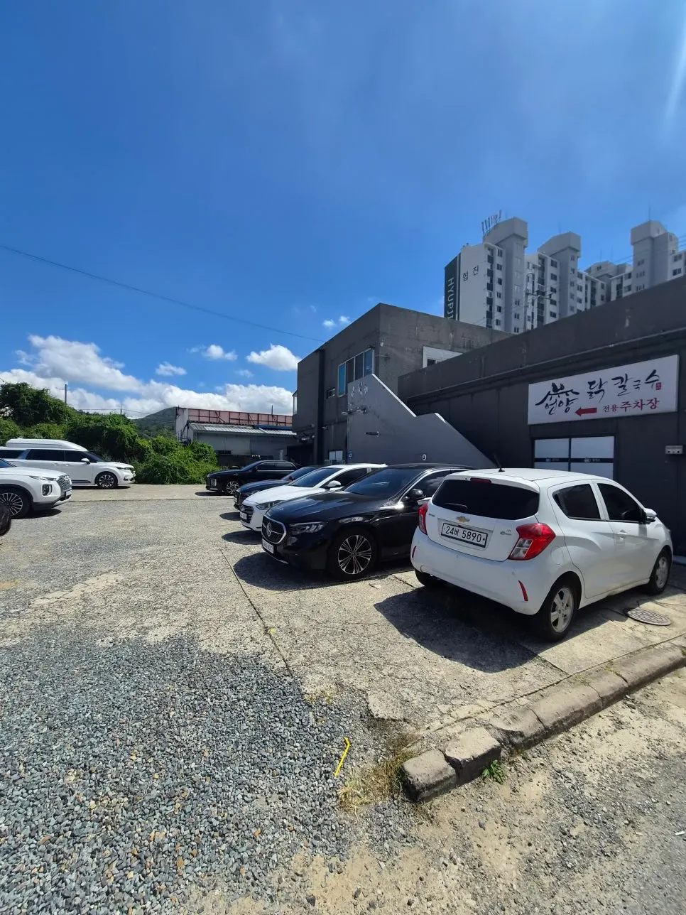Large dedicated parking lot next to the restaurant