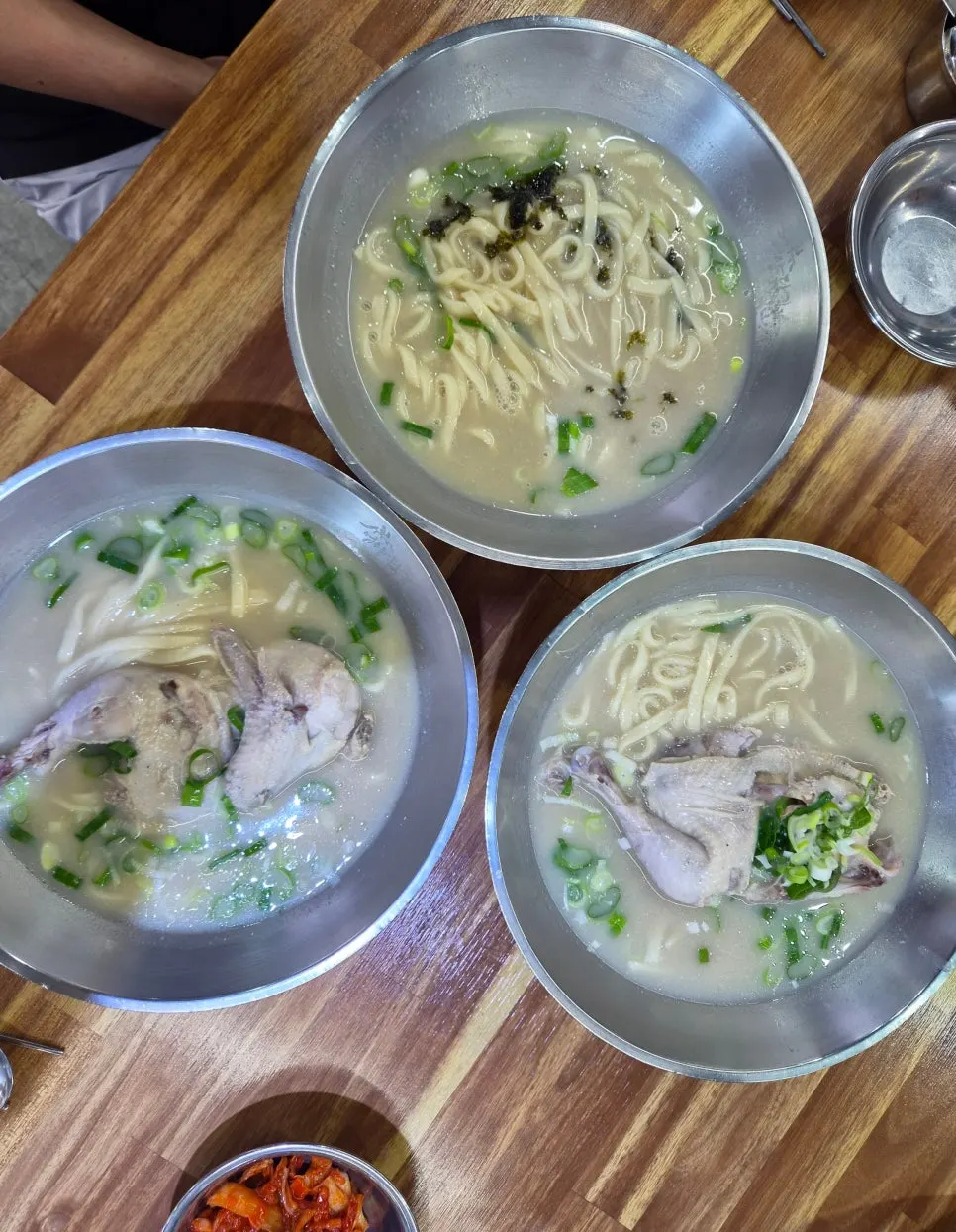 Table setting with the ordered eonyang kalguksu and dak kalguksu