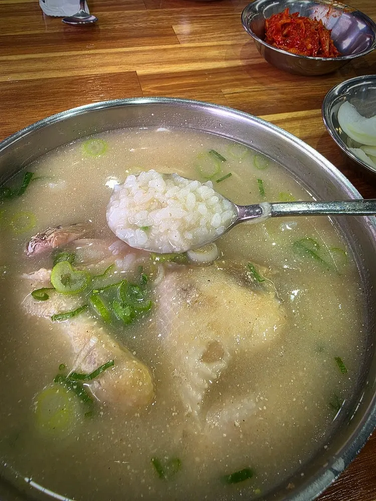 밥이 함께 나온 닭곰탕 한 상