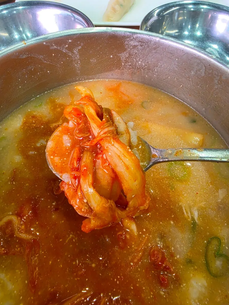 닭곰탕과 매운 김치 곁들인 모습