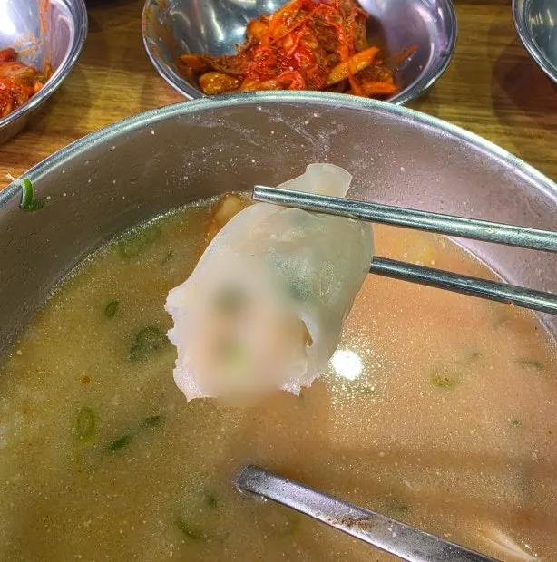 만두를 반으로 갈라 속을 보인 모습