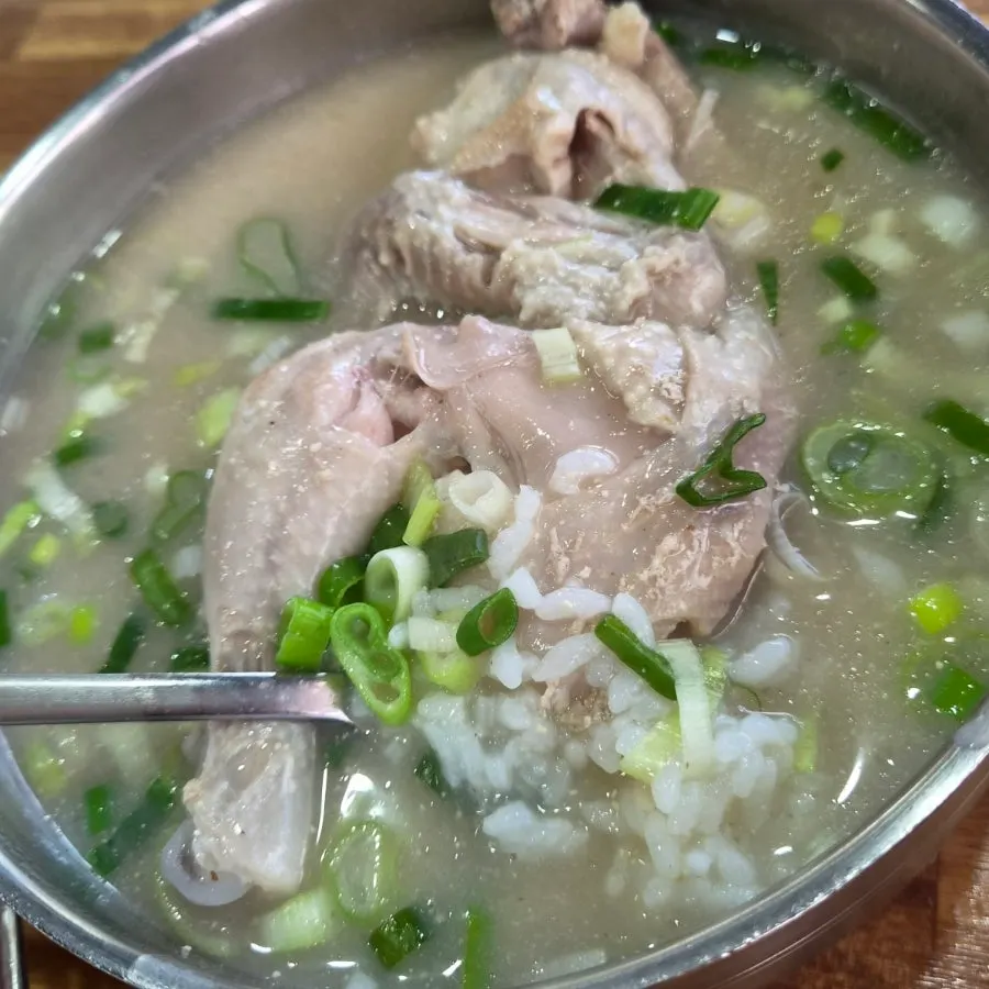Table setting with dak-kalguksu and dak-gomtang at Eonyang Dak Kalguksu Tongdosa Branch