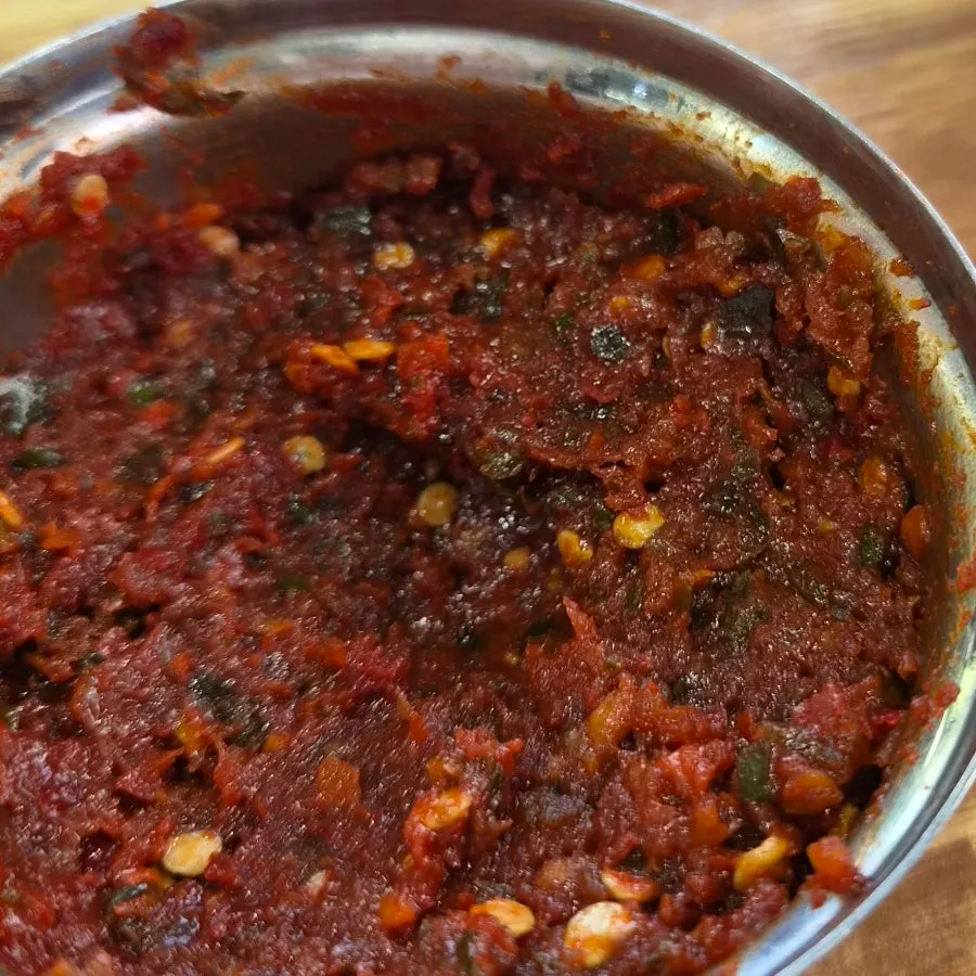 Red sauce for mixing into the broth