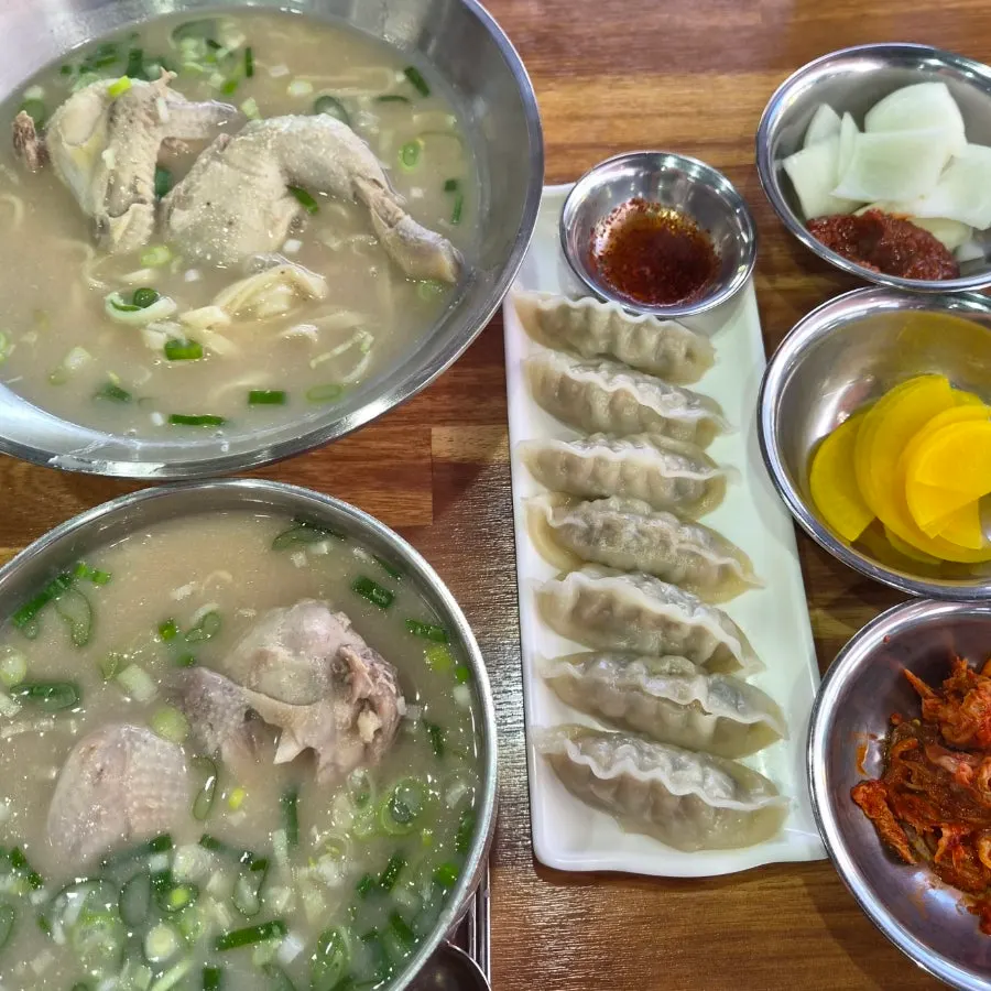 Dak-gomtang and dak-kalguksu served together