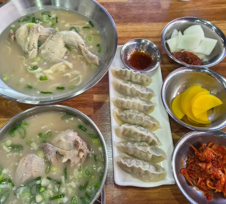 Comparing the same broth in dak-gomtang and dak-kalguksu