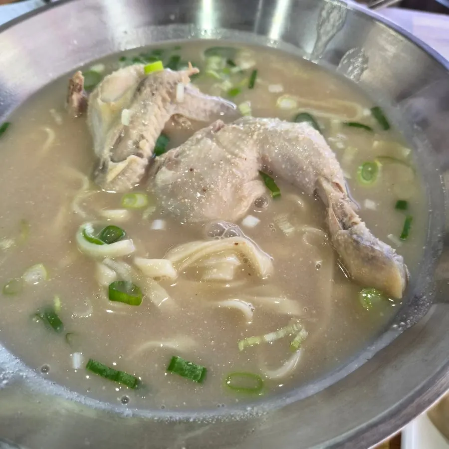 Dak-gomtang broth with rice grains spread like porridge