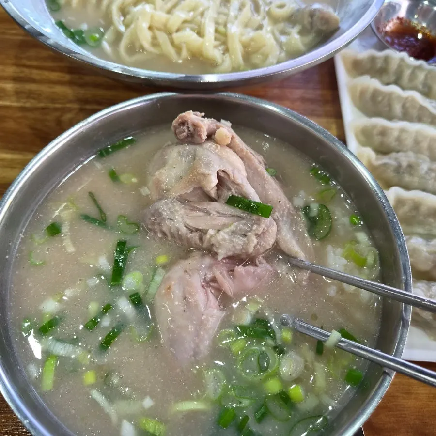 Noodles lifted up from the dak-kalguksu