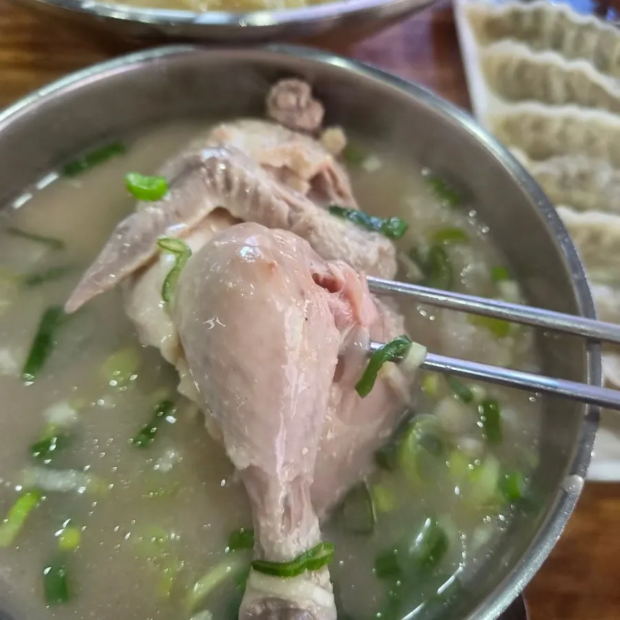 Close-up of rice grains inside the dak-gomtang