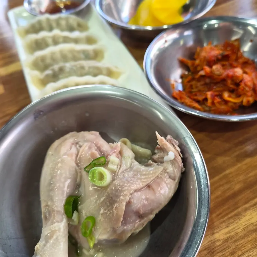 Picked chicken meat eaten together with the broth