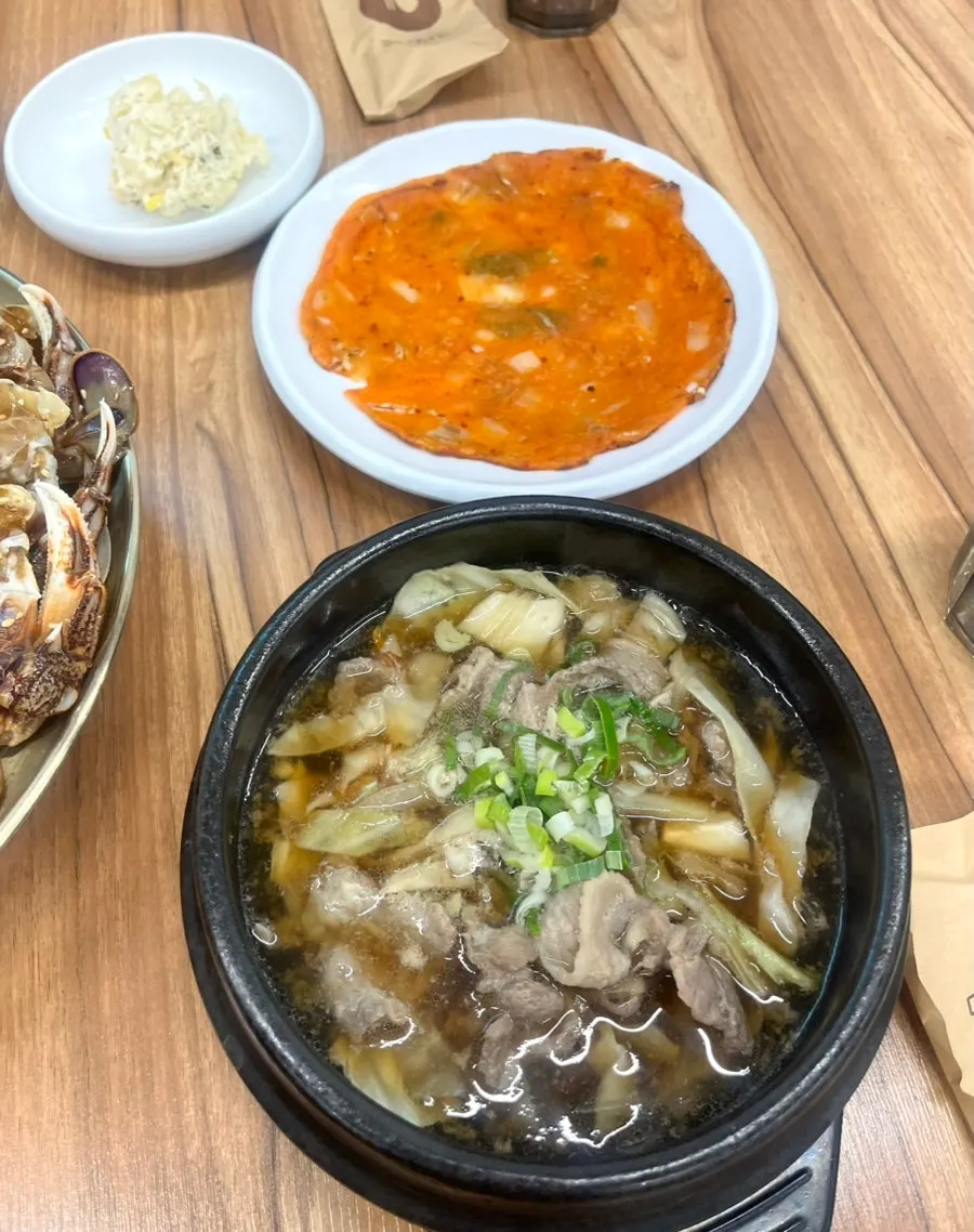 The full basic banchan lineup at Deodo Gejang