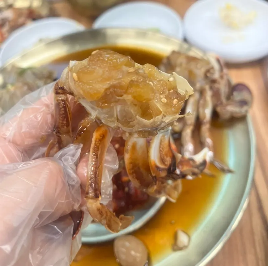A bite of crab jang at Deodo Gejang