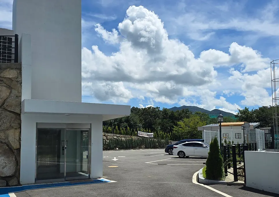 Wide parking lot beside the restaurant entrance