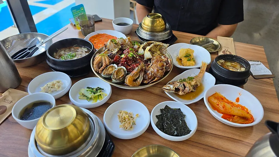 Table filled with the pot rice assorted jang set