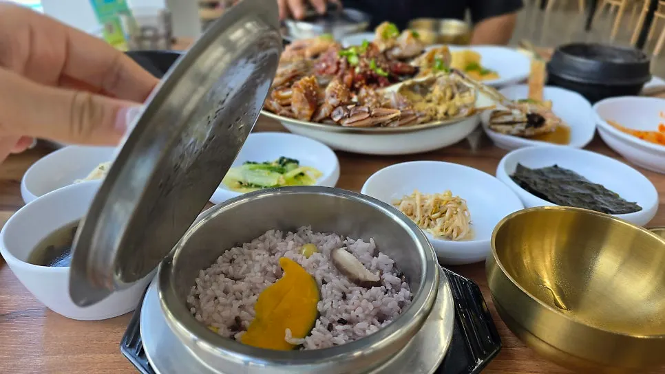 A bowl of pot rice mixed with crab jang