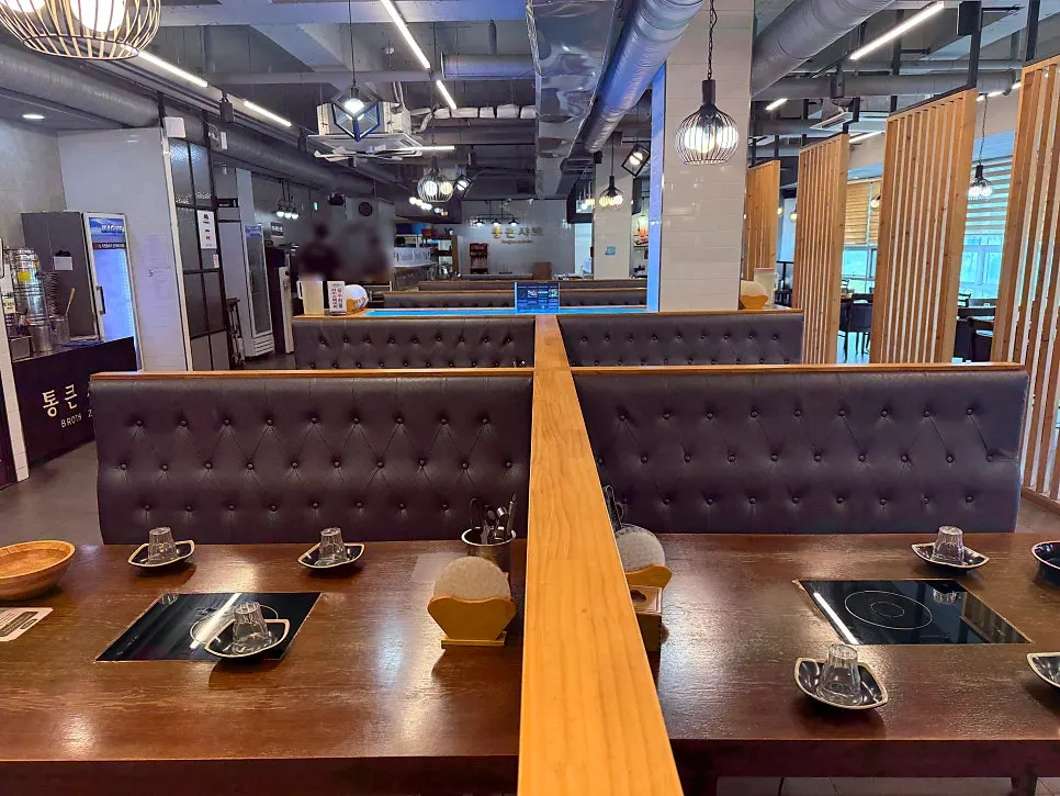 안쪽 단체석과 높은 등받이 의자